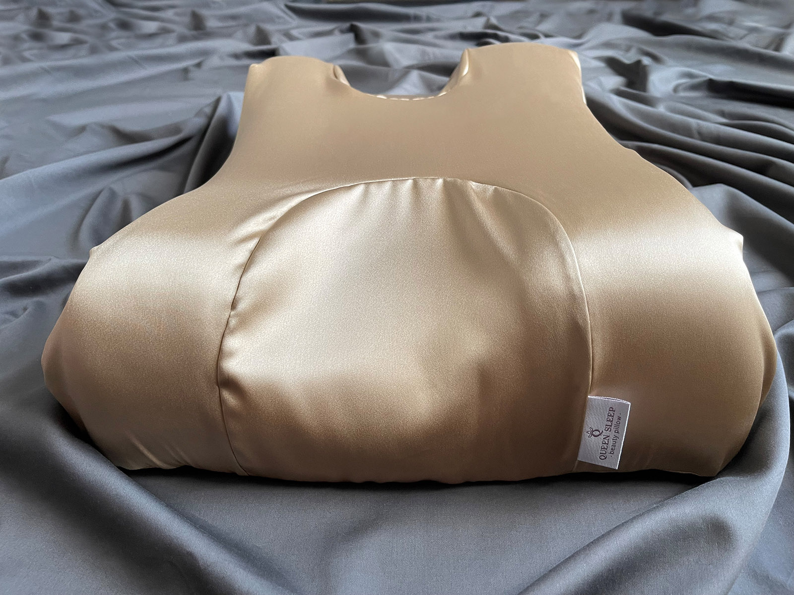 Queen Sleep pillow golden 1