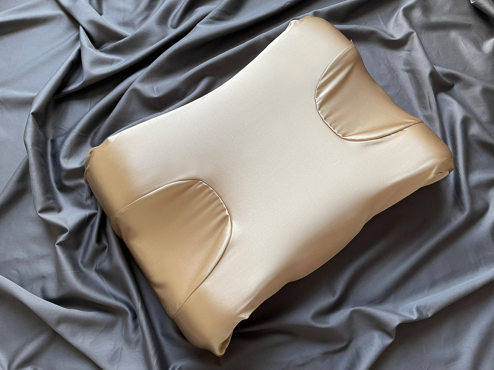 Queen Sleep pillow golden 2