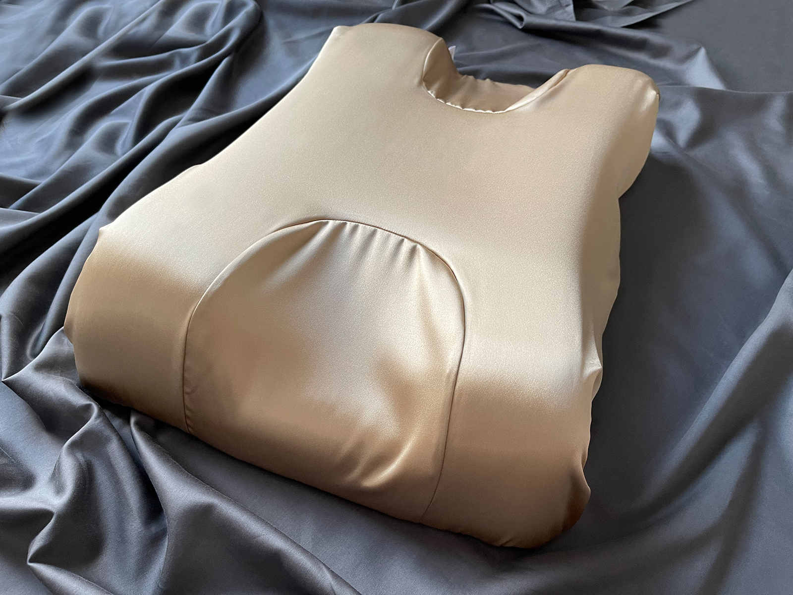 Queen Sleep pillow golden 3